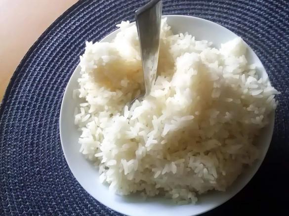 Asiatischer Gewürzreis mit Thunfisch und frittierten Nori-Blättern