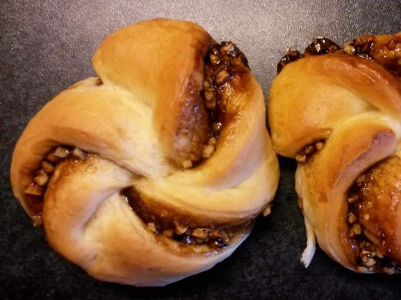 Hefegebäck mit Apfelkraut und Mandeln