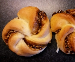 Hefegebäck mit Apfelkraut und Mandeln