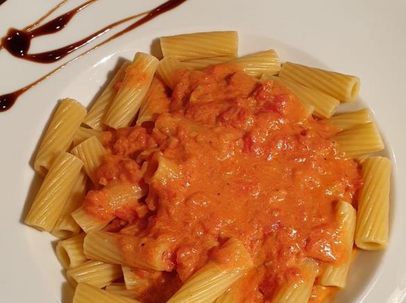 Rigatoni mit Tomaten-Gorgonzola-Sauce