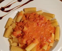 Rigatoni mit Tomaten-Gorgonzola-Sauce