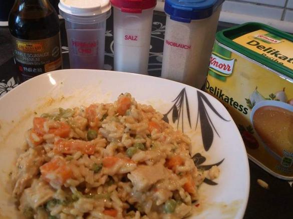 Reis auf Curry mit Gemüse und Pute