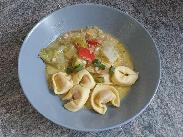 Tortellini mit Gemüse in Orangensosse