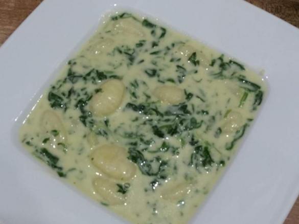 Gnocchi mit Blattspinat in Käse Sauce 