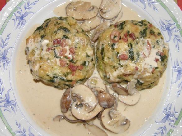meine (orig.) Variation von Spinat-Käse-Speck-Semmelknödel