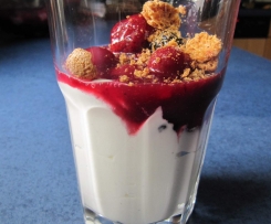 Wolkenquark mit roter Grütze