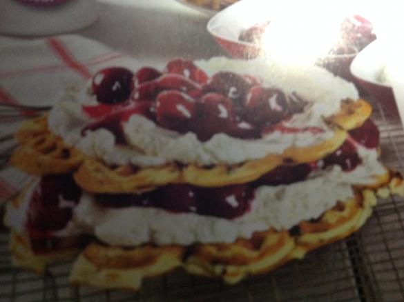 Waffelturm mit Kirschen und Sahne
