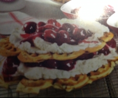 Waffelturm mit Kirschen und Sahne