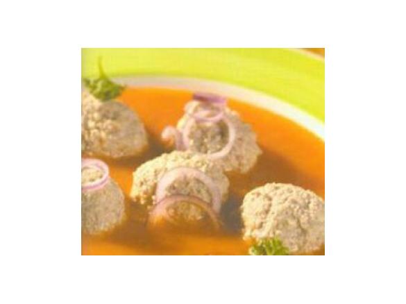 Rote Zwiebelsuppe mit Hackbällchen