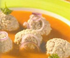 Rote Zwiebelsuppe mit Hackbällchen