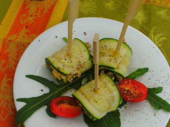 Mediterrane Zucchiniröllchen