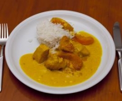 Hähnchenfilet in cremiger Currysauce mit Pfirsichen