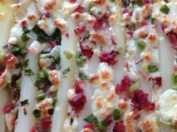 Variation von Knuspriger Flammkuchen mit Spargel 