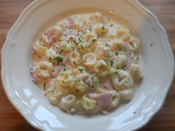 Variation von Tortellini in Schinken Sahne Sauce