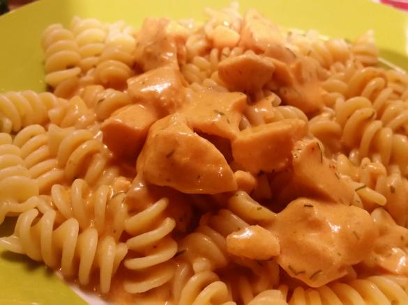 Lachs-Sahne-Sosse m. Tomatennuance