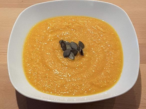 vegane Karotten-Süßkartoffel-Cashew-Suppe