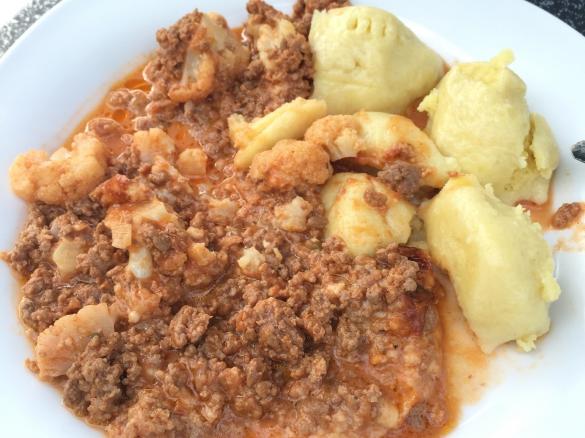 Blumenkohl auf Tomaten-Hackfleisch mit Klößen