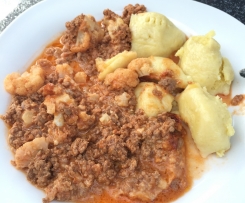 Blumenkohl auf Tomaten-Hackfleisch mit Klößen