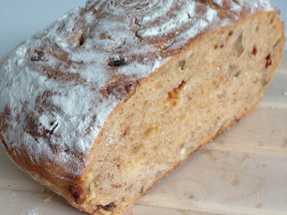 Walnussbrot mit getrockneten Tomaten