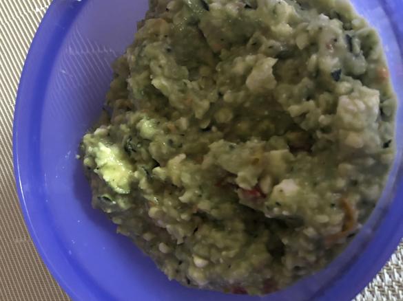 Avocado-Gurken-Zucchini Salat mit Tomaten und Schafskäse