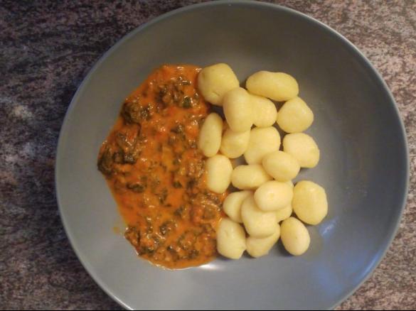 Tomaten-Spinat-Sosse mit Gnocchi