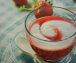 Erdbeer-Cappuccino  (mit Wassermelone und Milchschaum)