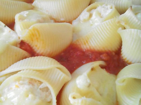 Gefüllte Muschelnudeln mit Lachs, Garnelen und Sellerie