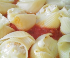 Gefüllte Muschelnudeln mit Lachs, Garnelen und Sellerie