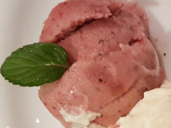 Erdbeer-Bananen-Eis mit Minze