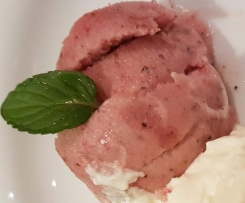 Erdbeer-Bananen-Eis mit Minze