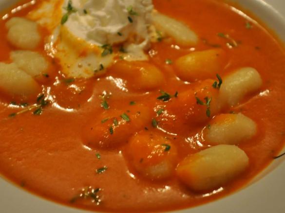 Fruchtige Tomatensuppe mit Gnocchi