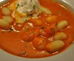 Fruchtige Tomatensuppe mit Gnocchi