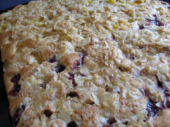 Obstblechkuchen mit Mandelknusper