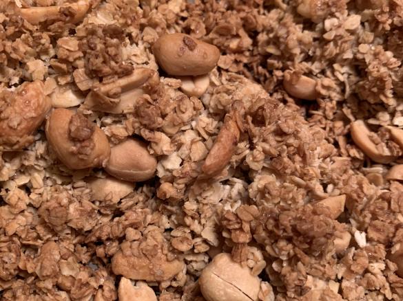 Knuspermüsli mit gesalzenen Erdnüssen