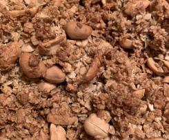 Knuspermüsli mit gesalzenen Erdnüssen