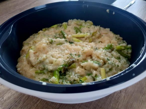 Risotto mit grünem Spargel, Parmesan und gerösteten Pinienkernen