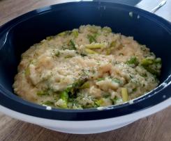 Risotto mit grünem Spargel, Parmesan und gerösteten Pinienkernen