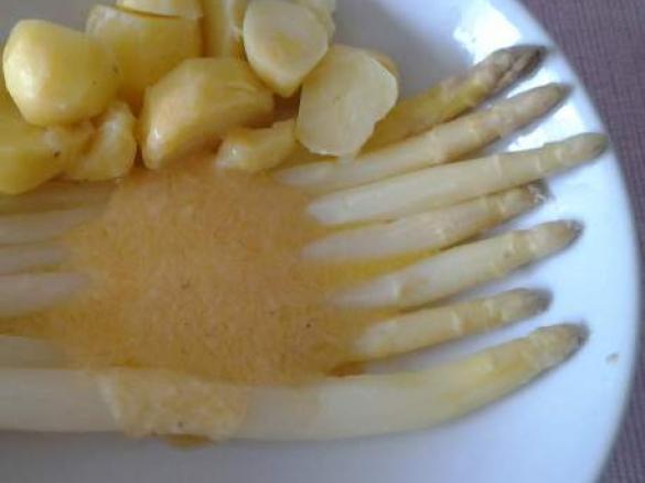 Spargel, Kartoffeln mit veganer Hollandaise