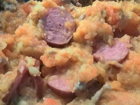 Möhrenuntereinander mit Cabanossi und Hackfleisch