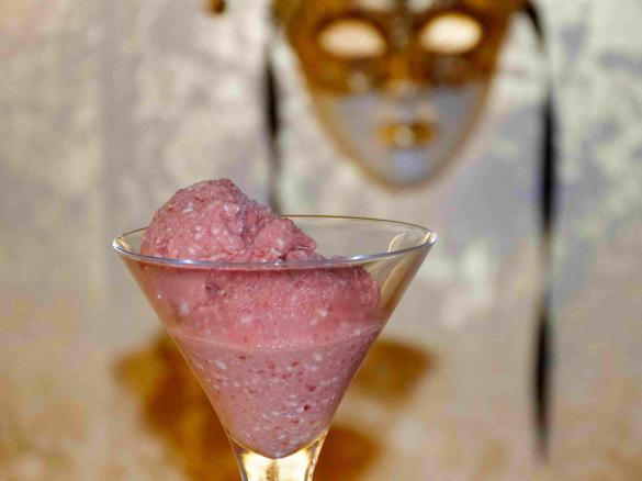 Pflaumeneis mit weißer Schokolade