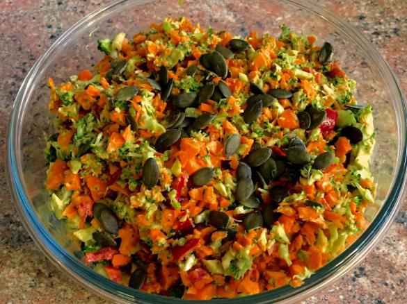 Curry-Brokkoli-Salat mit Kürbiskernen