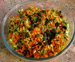 Curry-Brokkoli-Salat mit Kürbiskernen