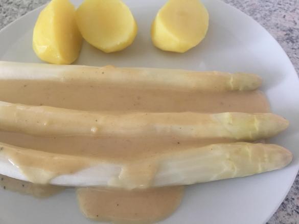 Aromatische Sauce aus Spargelsud