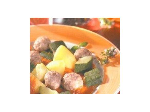 Variation von Zucchini mit Hackfleischbällchen in Tomatensauce
