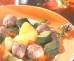 Variation von Zucchini mit Hackfleischbällchen in Tomatensauce