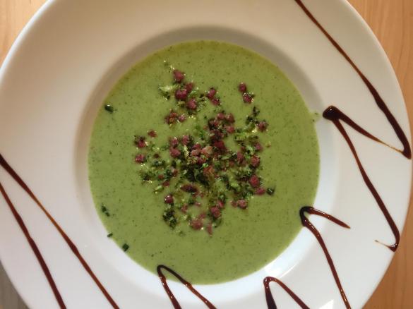 Variation von Brokkoli-Rahmsuppe 