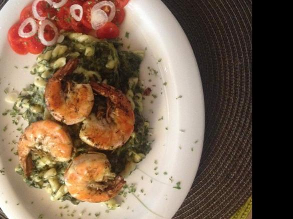 All in one Nudeln mit Blattspinat und Gambas