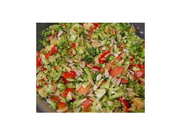 Brokkoli-Rohkost-Salat mit Pinienkernen