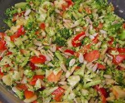 Brokkoli-Rohkost-Salat mit Pinienkernen