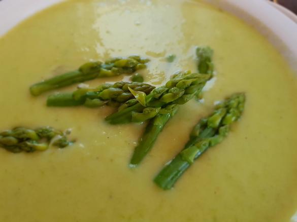 Variation Spargelcremesuppe aus grünem Spargel